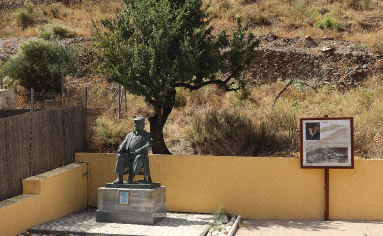 La placa colocada a los pies de la escultura ha sido robada este fin de semana. 