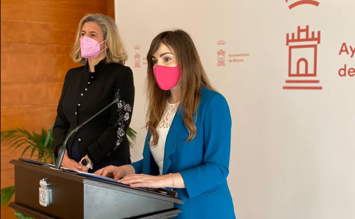 Rebeca Pérez y Mercedes Bernabé comparecen en rueda de prensa en el Ayuntamiento de Murcia. 