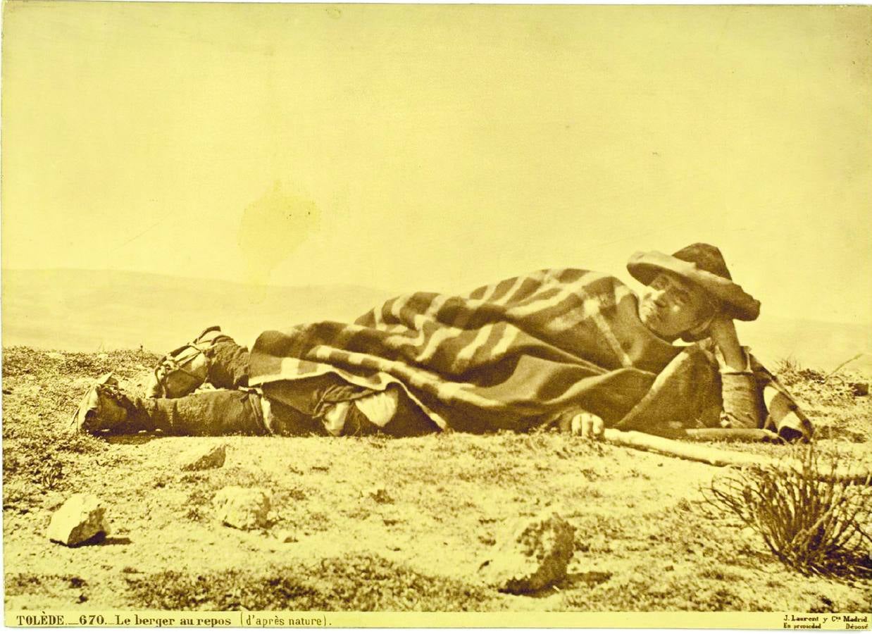 Reposo con manta. Hombre tapado por una manta en Murcia, propiedad del Museo Nacional de Antropología.