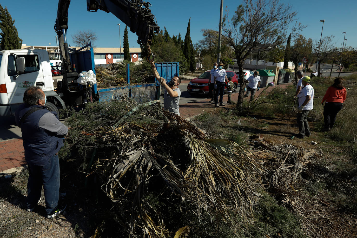 Fotos: Manos a la obra ante el «abandono del Ayuntamiento de Murcia»