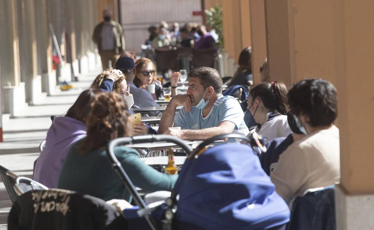 Clientes en una terraza de Cartagena en una imagen de archivo. 