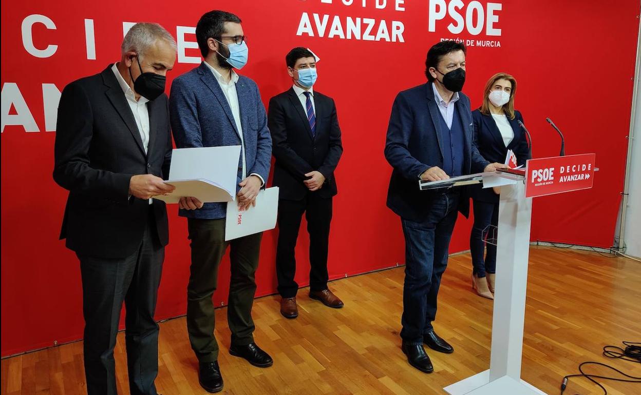 Representantes de Cs y PSRM, este martes tras su reunión.