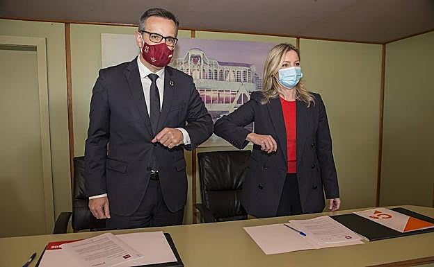 Galería. Firma del acuerdo de Martínez Vidal con Diego Conesa. 