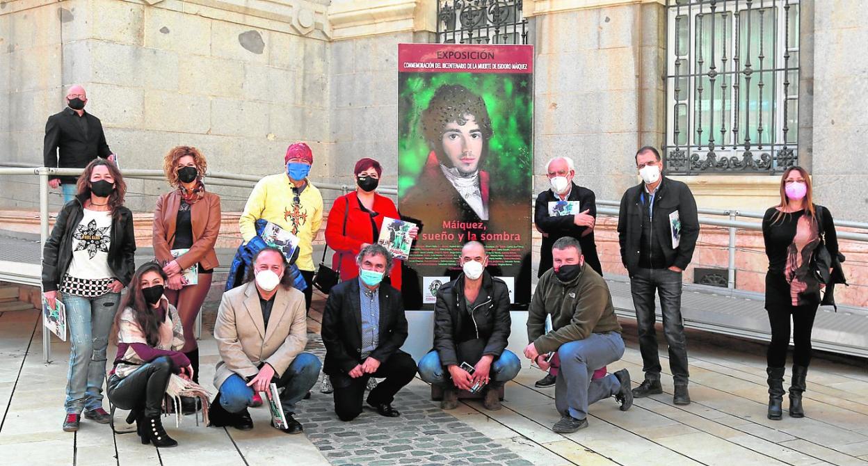 Foto de Javier Lorente con algunos de los artistas participantes en la exposición 'Máiquez, el sueño y la sombra', en el Palacio Consistorial.