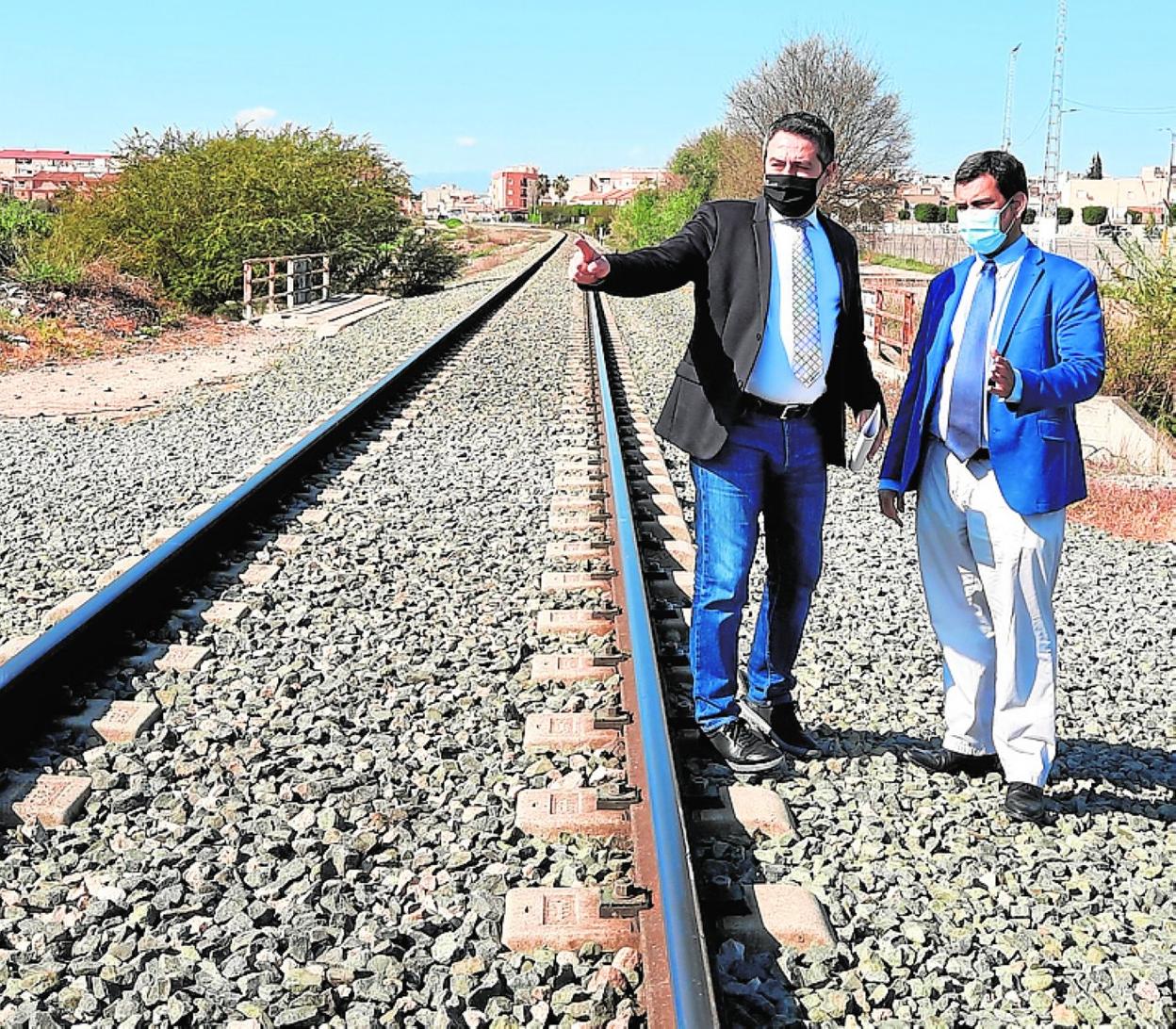 El alcalde y el consejero, en las vías del tren, ayer. 