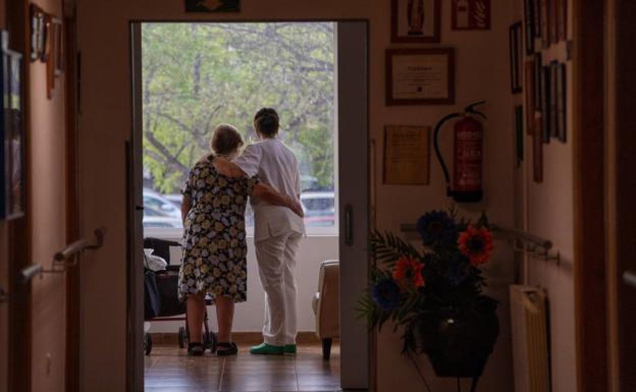 Una usuaria y una trabajadora de la residencia de Mayores Virgen de la Fuensanta, en Murcia, en una fotografía de archivo. 