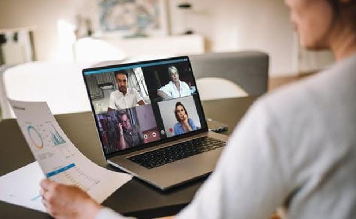 Una mujer teletrabaja en videollamada. 