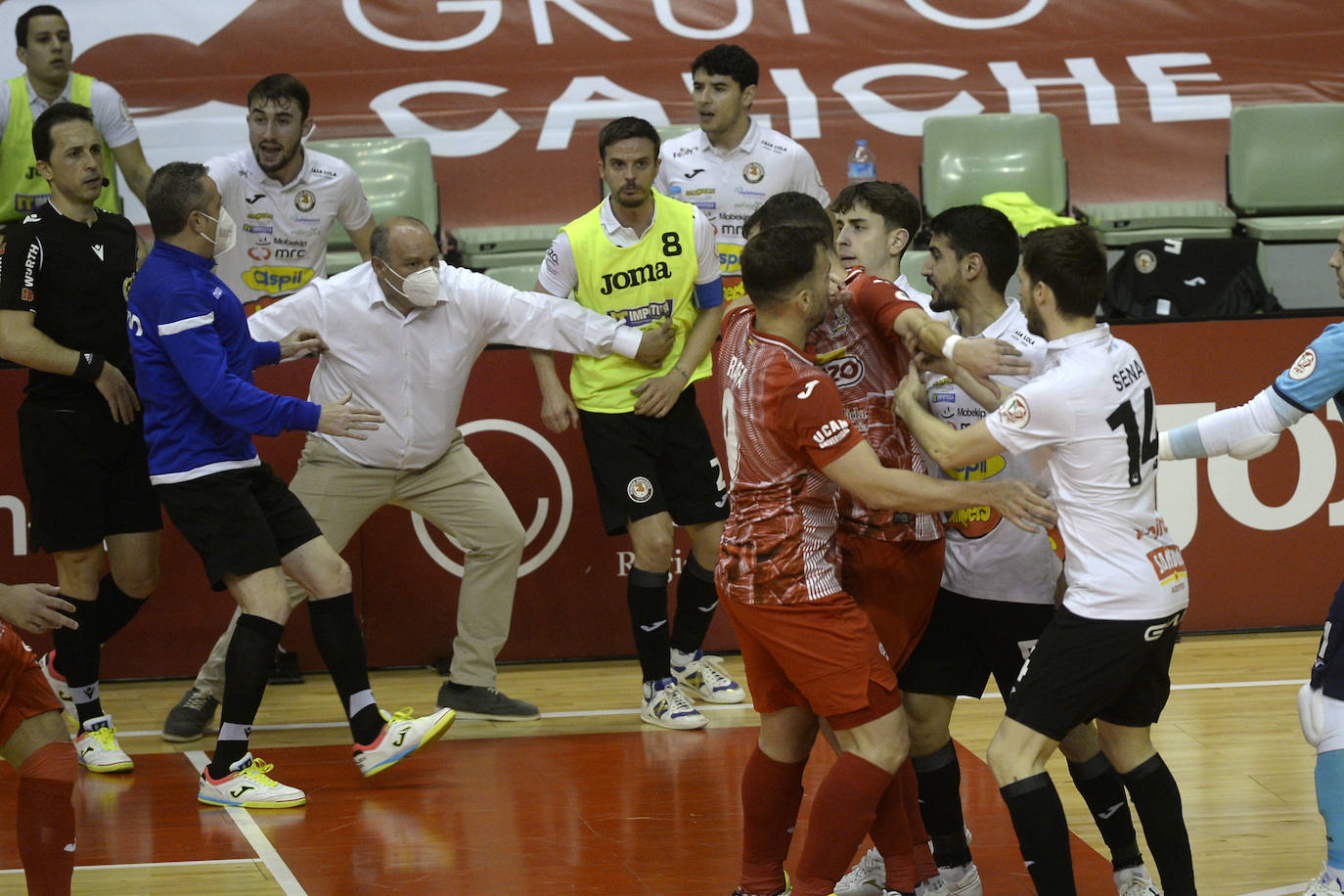 Fotos: Un efectivo Fernando tira de ElPozo | La Verdad