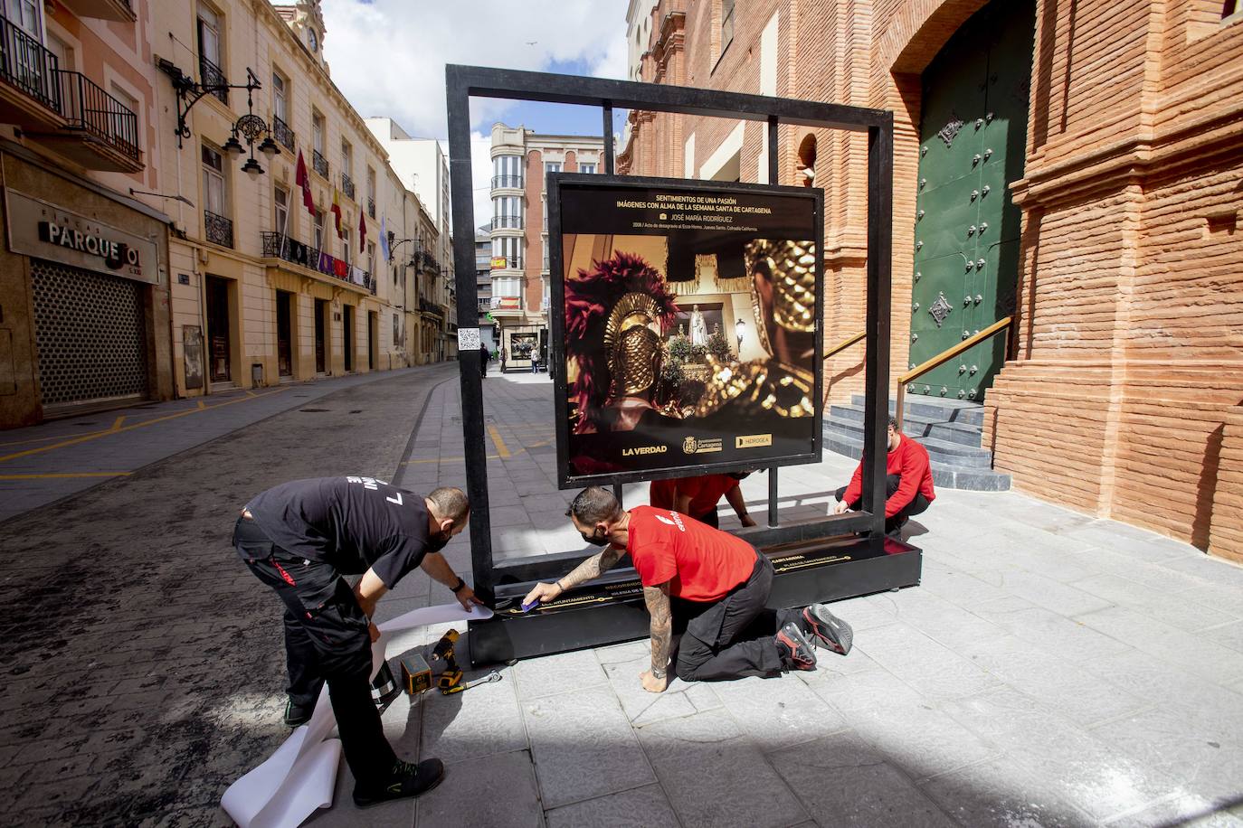 Fotos: LA VERDAD reaviva el espíritu de los desfiles de Semana Santa con una exposición fotográfica en Cartagena