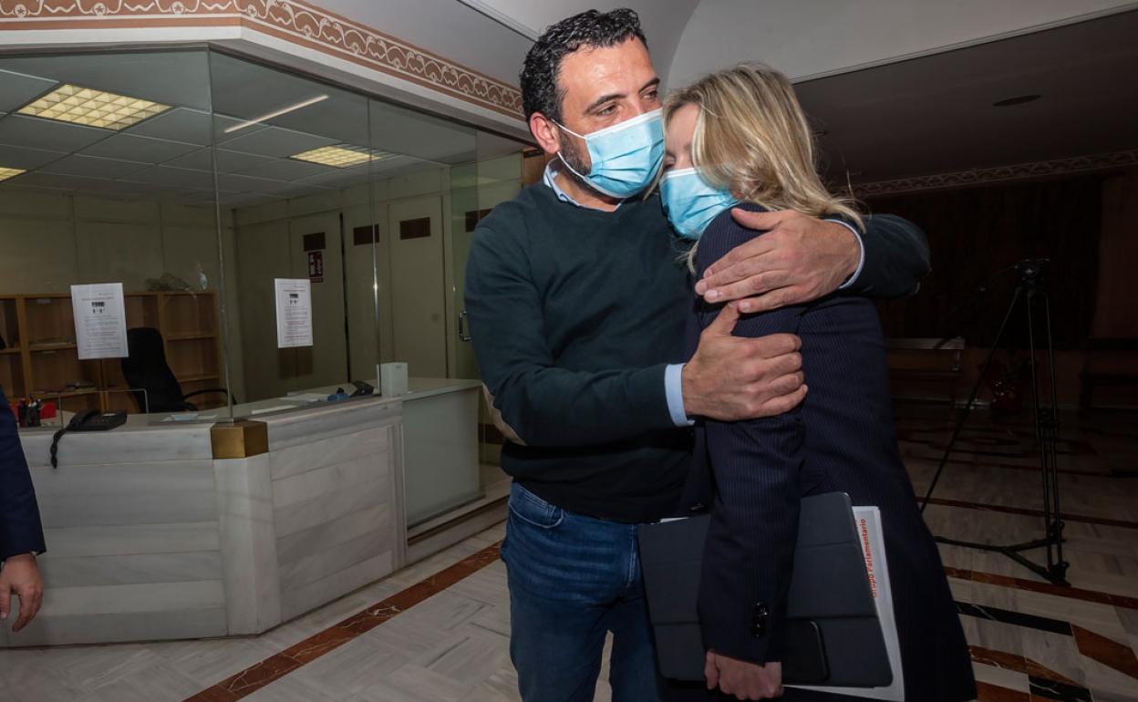 Ana Martínez Vidal recibe el abrazo de su pareja, Jerónimo Moya, tras concluir la primera sesión sobre la moción de censura en la Asamblea.
