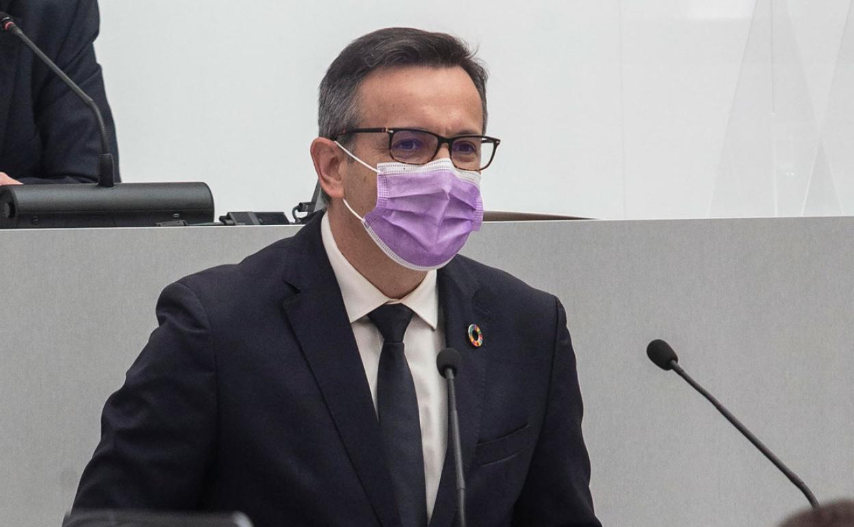 Diego Conesa, en la tribuna de oradores, defiende la moción de censura. 