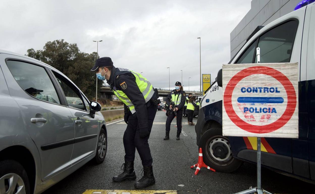 La Policía realizando un control 