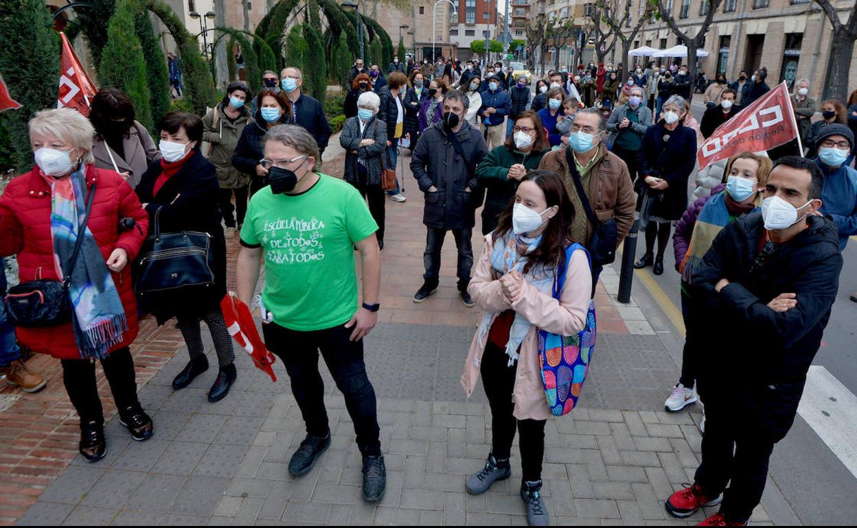 Manifestación frente al Palacio de San Esteban, en Murcia, contra «la entrada de la ultraderecha en las instituciones murcianas», este viernes.