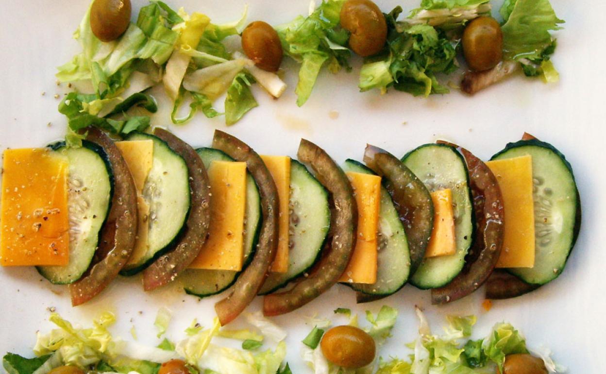 Ensalada de tomate, pepino y cheddar