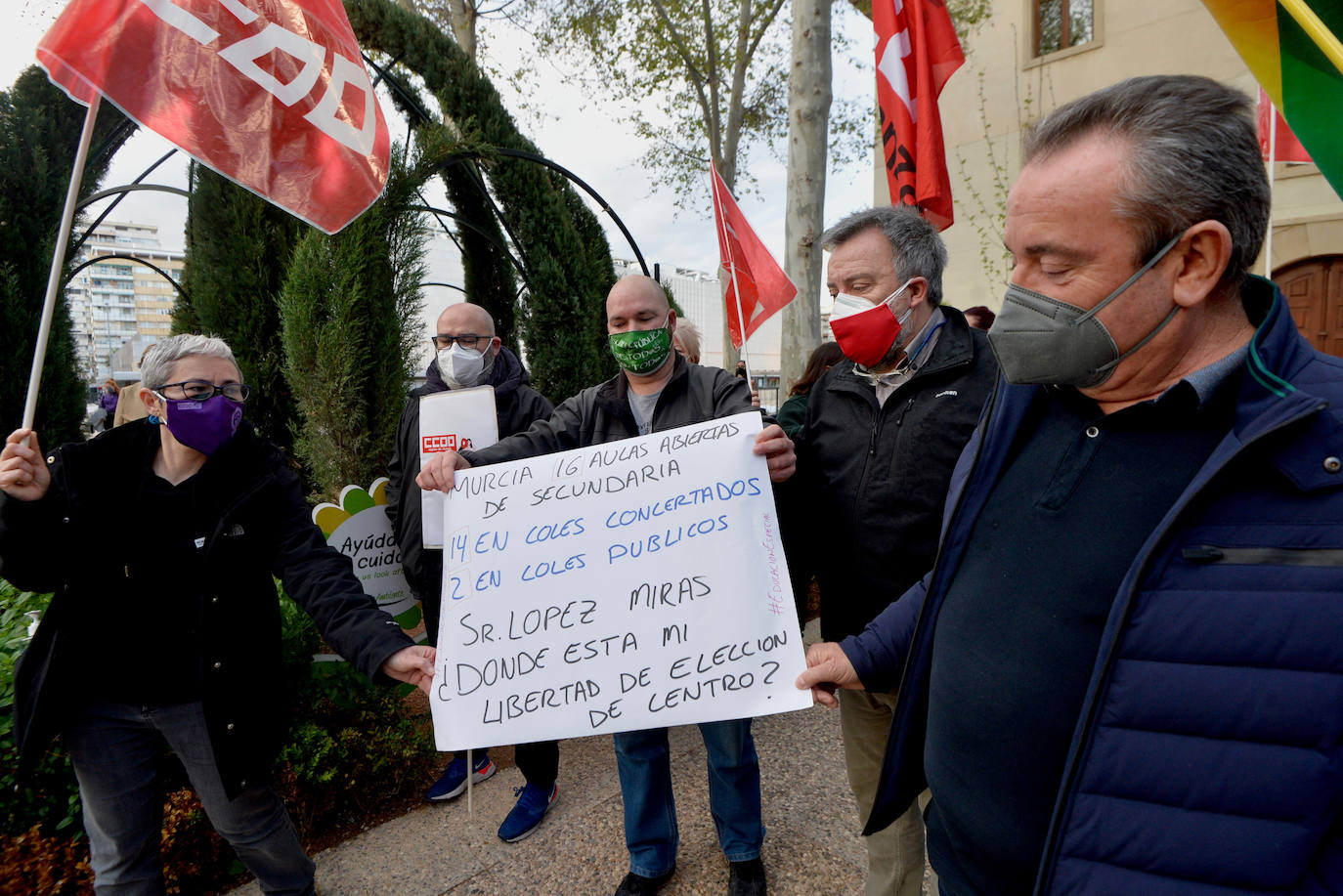Fotos: Protesta frente al Palacio de San Esteban contra la entrada de Vox al Gobierno regional