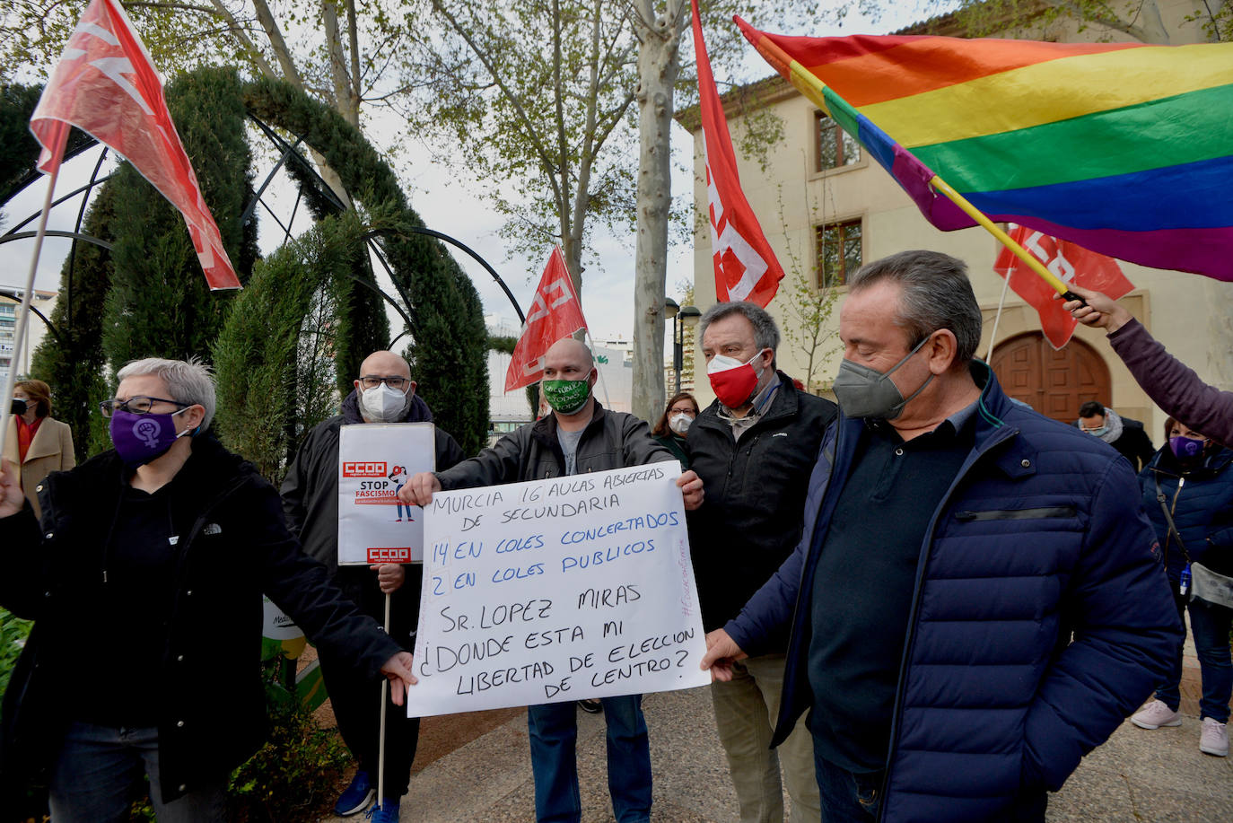 Fotos: Protesta frente al Palacio de San Esteban contra la entrada de Vox al Gobierno regional