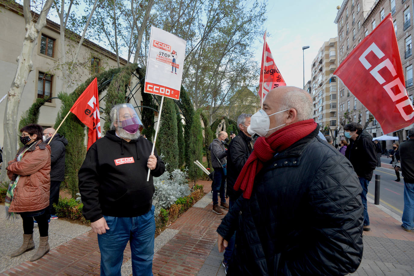 Fotos: Protesta frente al Palacio de San Esteban contra la entrada de Vox al Gobierno regional