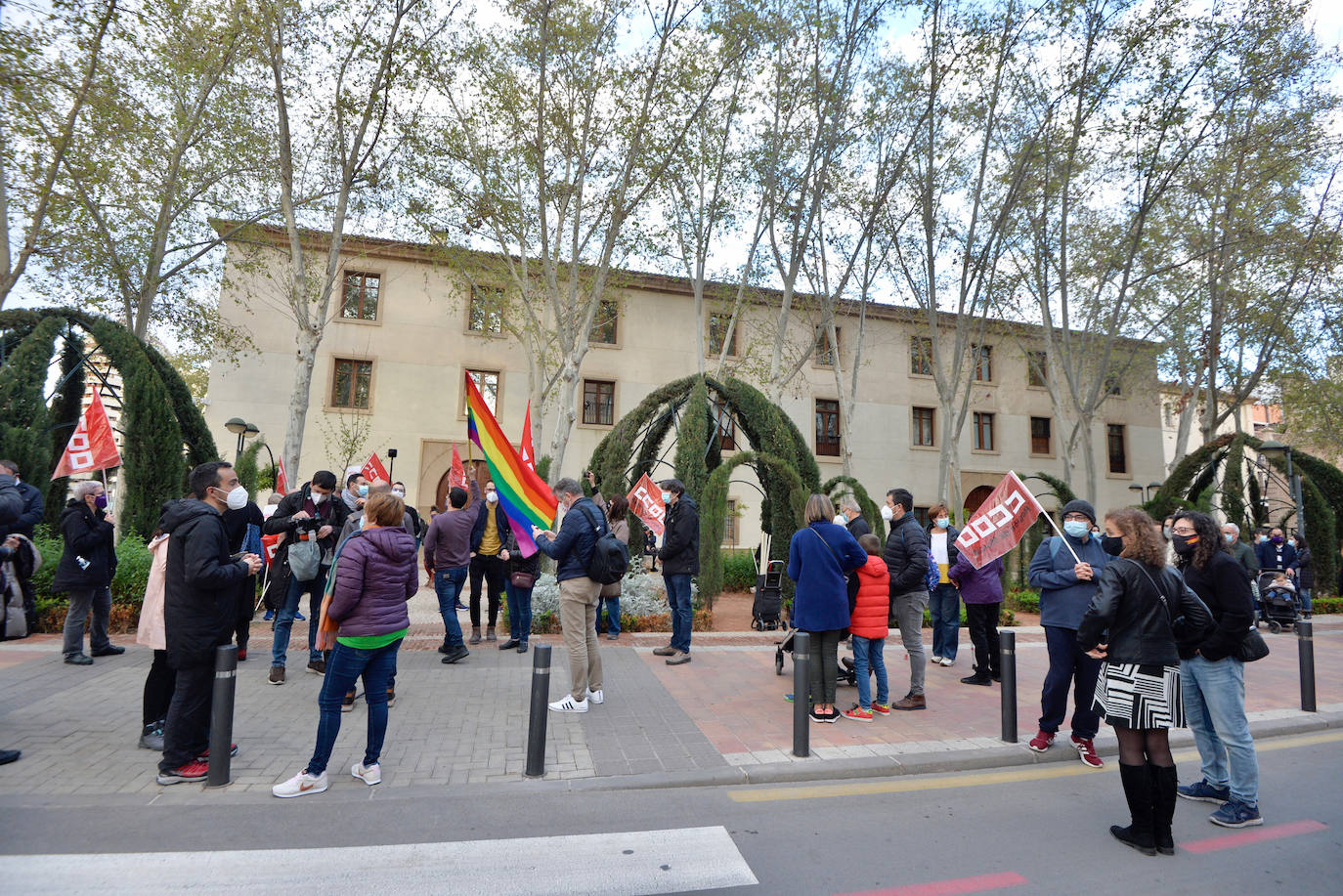 Fotos: Protesta frente al Palacio de San Esteban contra la entrada de Vox al Gobierno regional