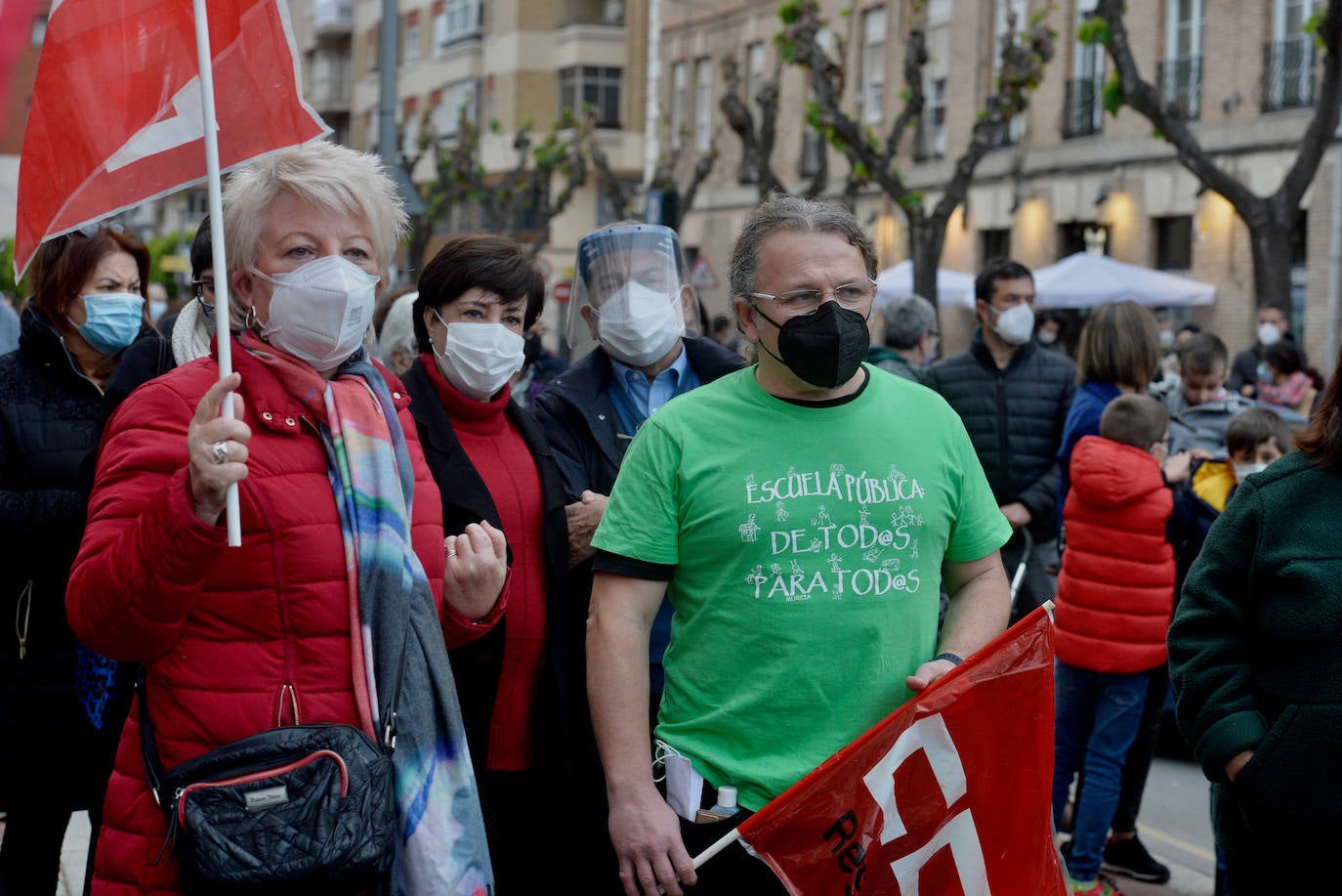 Fotos: Protesta frente al Palacio de San Esteban contra la entrada de Vox al Gobierno regional