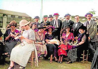 Imagen secundaria 1 - Arriba, vecinos por una calle de Cartagena engalanada para la ocasión; a la izquierda, un grupo de cartageneros, con sus mejores galas; y, a la derecha, obras de construcción del Palacio Consistorial.