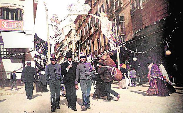 Imagen principal - Arriba, vecinos por una calle de Cartagena engalanada para la ocasión; a la izquierda, un grupo de cartageneros, con sus mejores galas; y, a la derecha, obras de construcción del Palacio Consistorial.