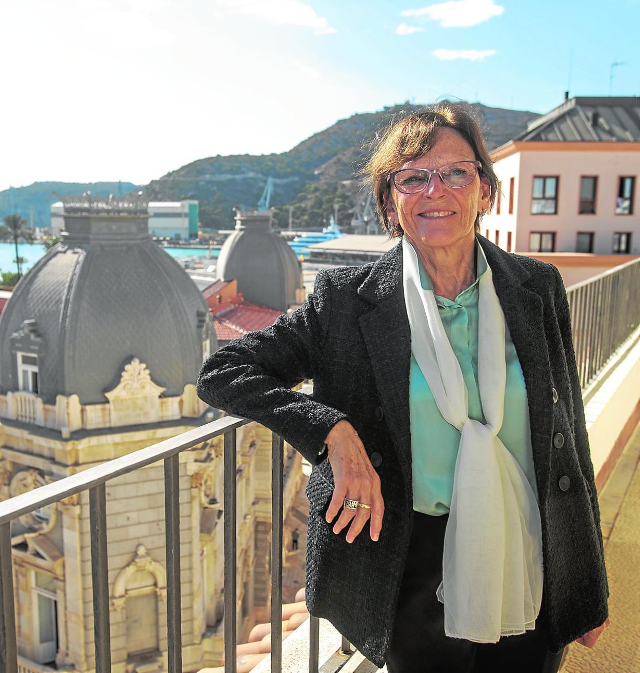 La presidenta de la MCT, Francisca Baeza, con el puerto de Cartagena de fondo. 