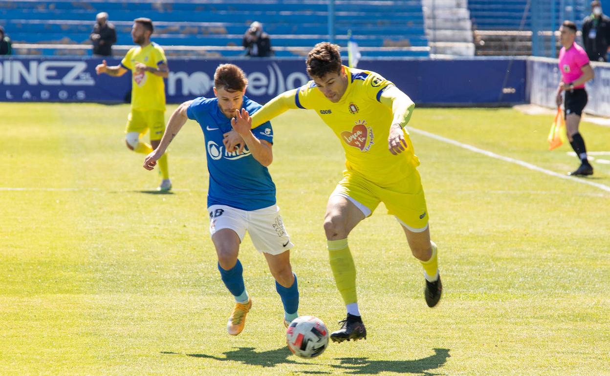 El lorquino Álex Melgar, a la derecha, pugna por el balón con Dani Perejón, este domingo.