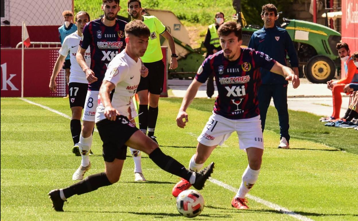 Luis Castillo intenta robarle el balón a José Ángel, durante el partido de este domingo.