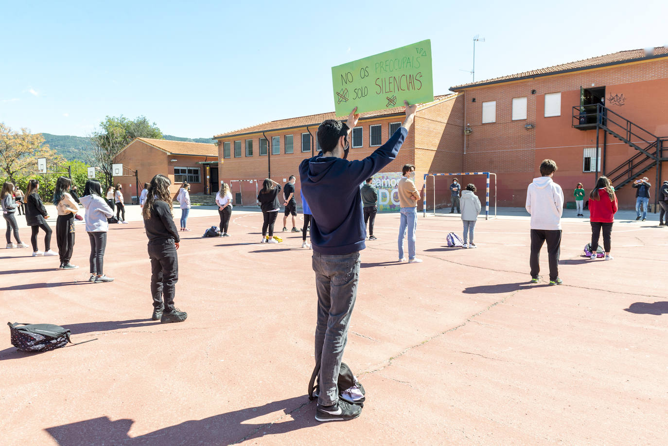 Fotos: Protesta de los alumnos de 2º de bachillerato del IES Alquibla con motivo de la vuelta a la presencialidad