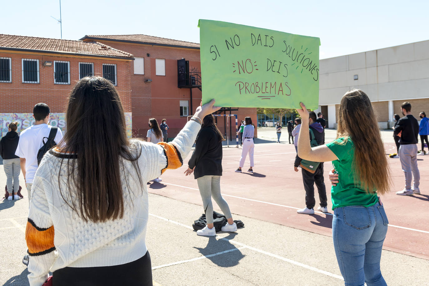 Fotos: Protesta de los alumnos de 2º de bachillerato del IES Alquibla con motivo de la vuelta a la presencialidad