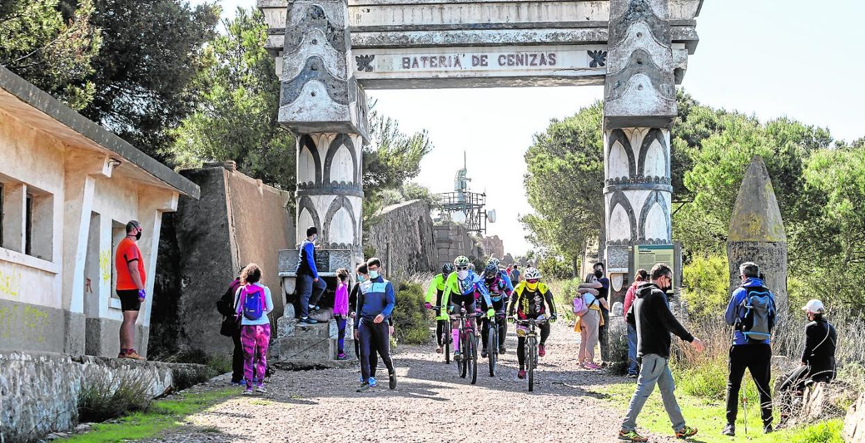 Senderistas y un grupo de ciclistas, en la entrada de la Batería de Cenizas, en un fotografía realizada ayer. 