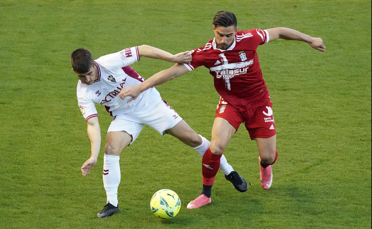 Forniés pugna por el balón durante el encuentro ante el Albacete.