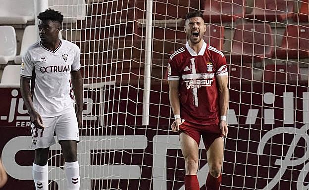 Cristian se lamenta durante el partido ante el Albacete disputado este lunes.