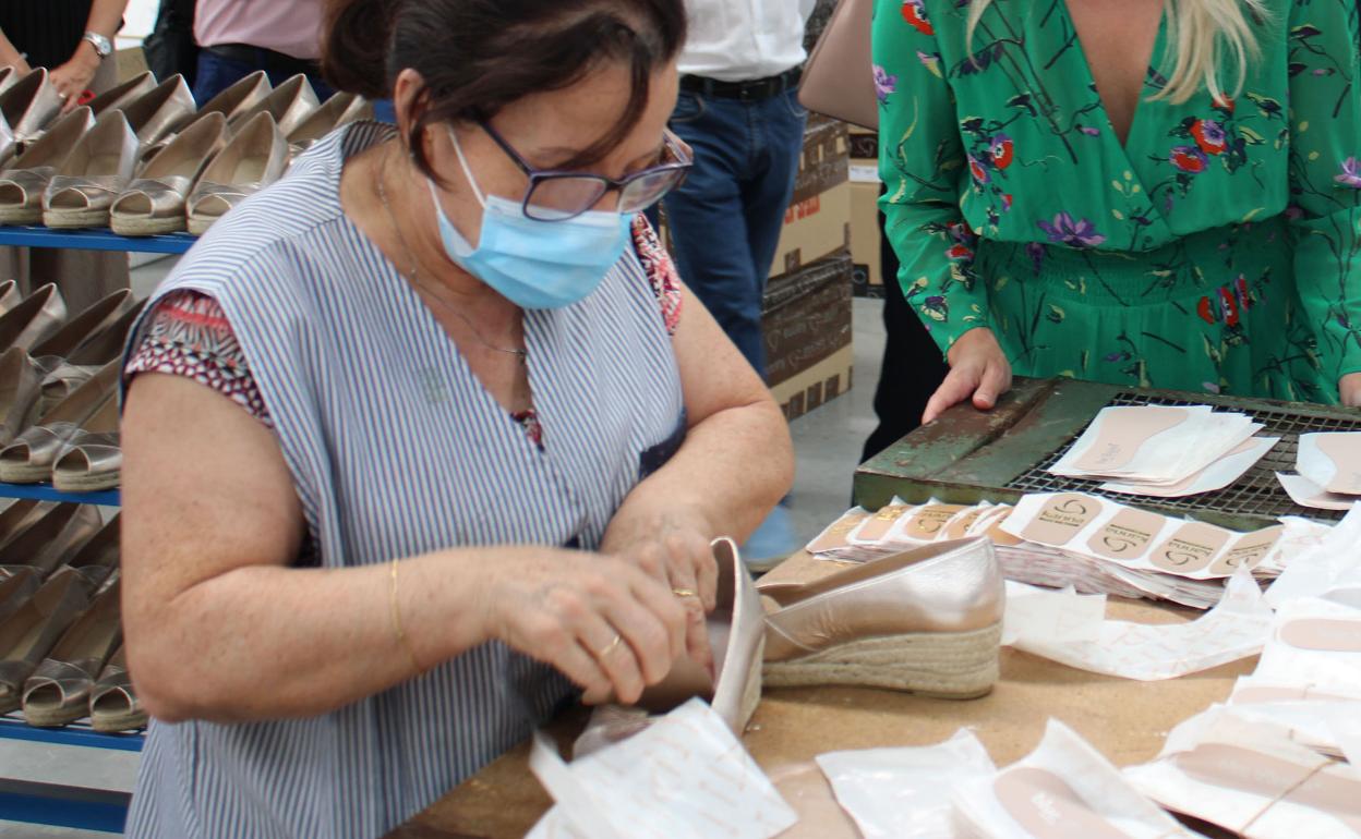 Una trabajadora en plena tarea en una empresa de calzado en Caravaca. 