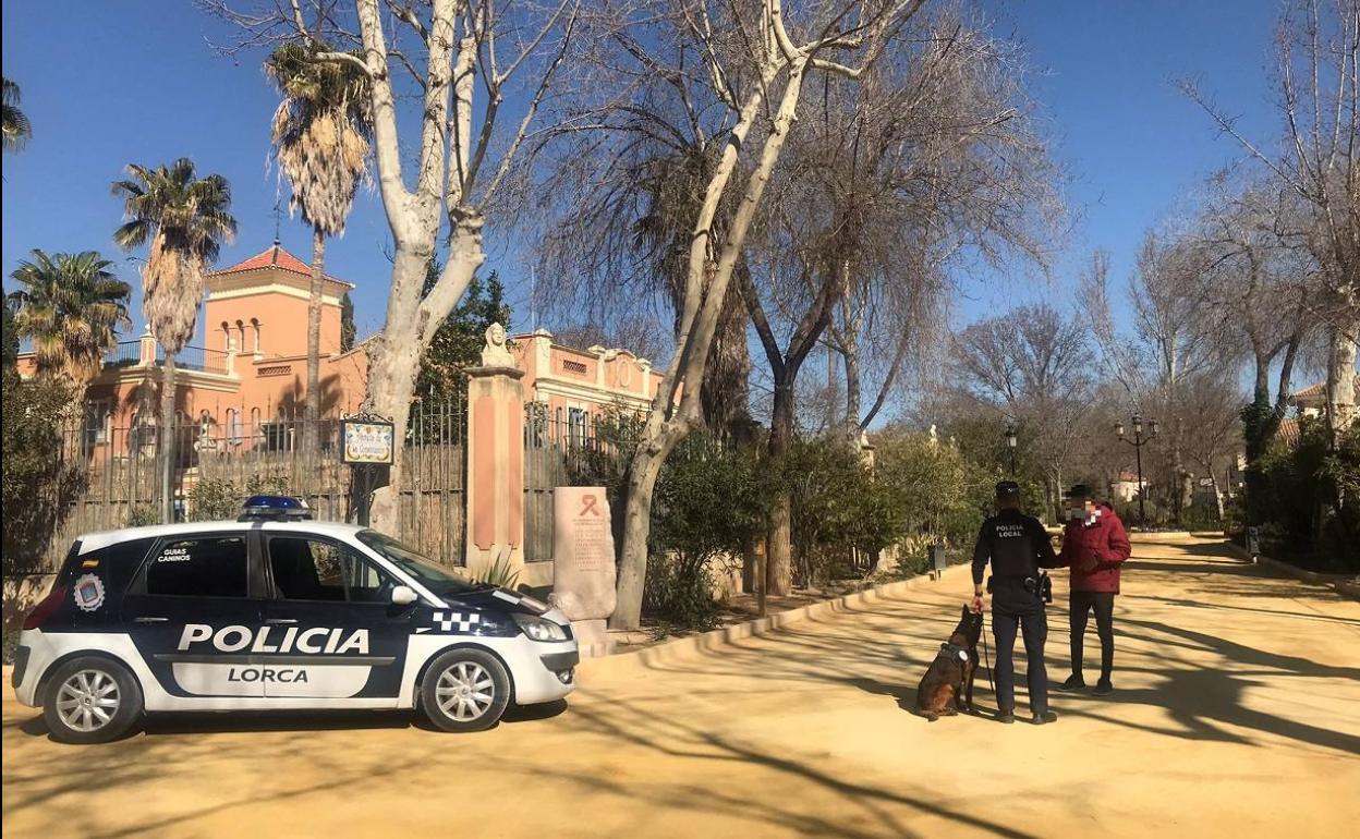 Un agente de la Policía Local de Lorca vigilando el cumplimiento de las medidas.