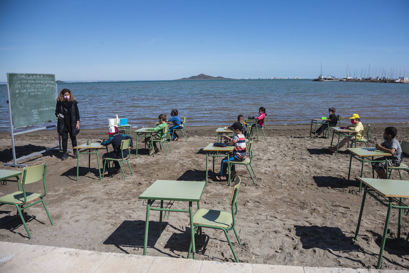 Fotos: El colegio de Los Nietos imparte clase a cien niños junto al Mar Menor