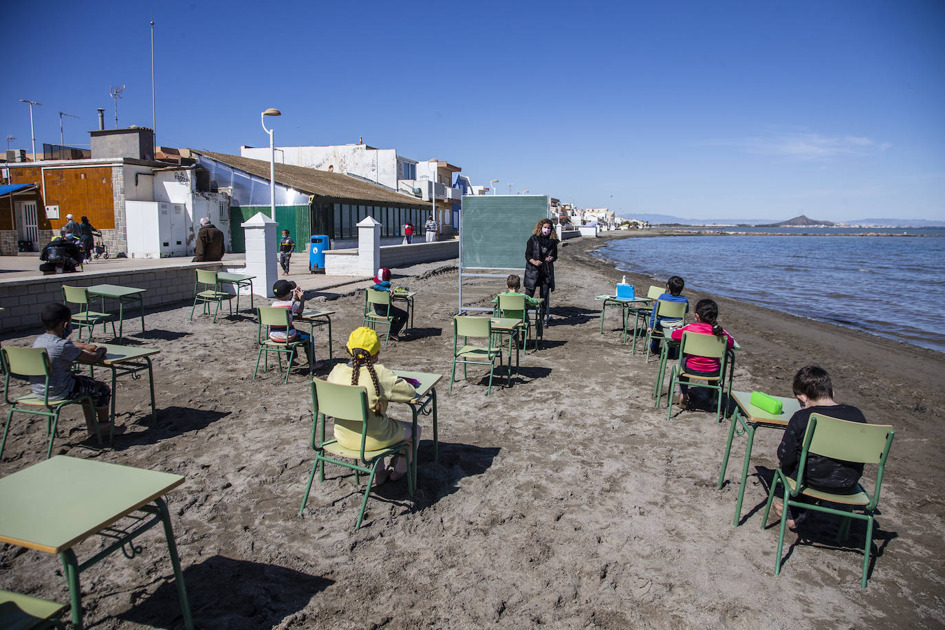 Fotos: El colegio de Los Nietos imparte clase a cien niños junto al Mar Menor