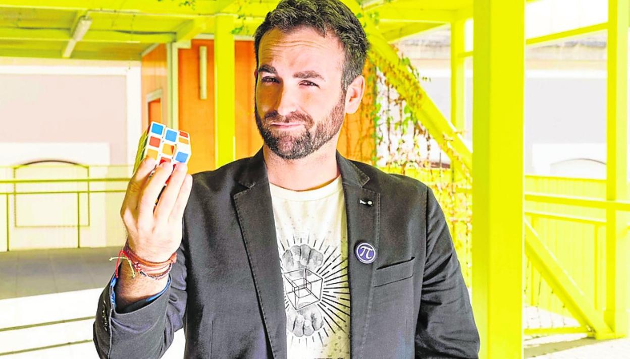 Santi García Cremades es matemático y divulgador científico. 