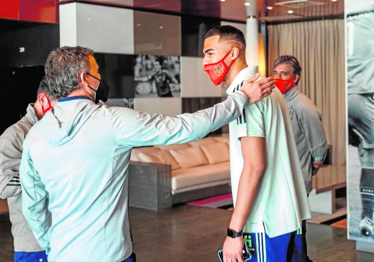 Luis Enrique saluda a Robert Sánchez, ayer en la Ciudad del Fútbol de Las Rozas. 