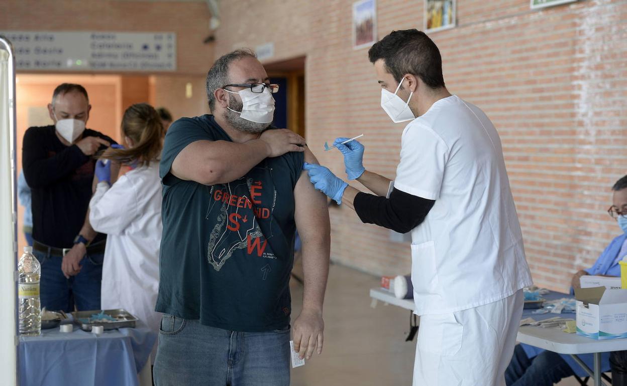Un sanitario vacuna contra la Covid-19 a un docente con una dosis de AstraZeneca, en una imagen de archivo.