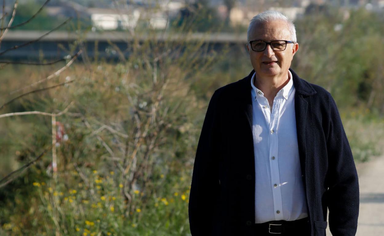 Antonio Verdú paseando en Lorquí. 