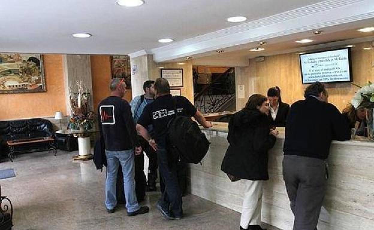 Turistas registrándose en un hotel de la Región, en una imagen de archivo. 