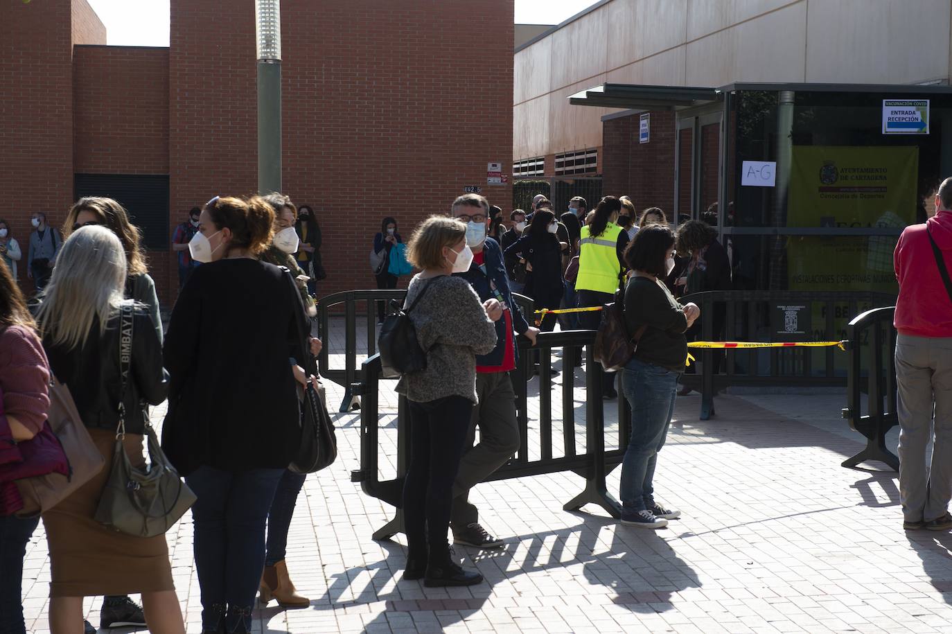 Fotos: Cientos de docentes acuden a vacunarse tras la reanudación de la campaña en Cartagena