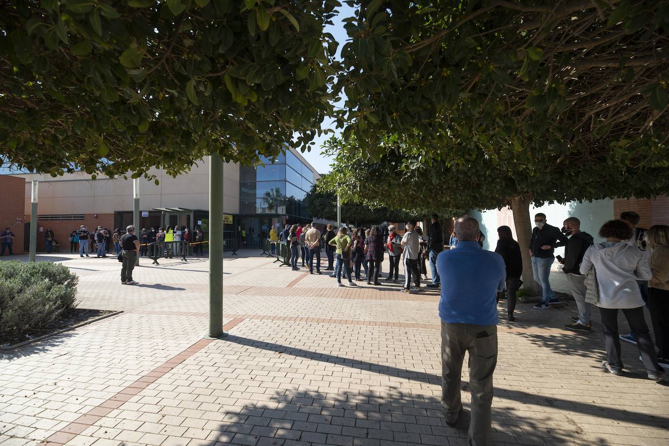 Fotos: Cientos de docentes acuden a vacunarse tras la reanudación de la campaña en Cartagena