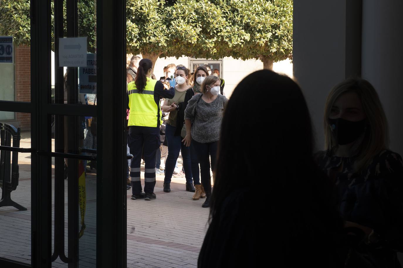 Fotos: Cientos de docentes acuden a vacunarse tras la reanudación de la campaña en Cartagena