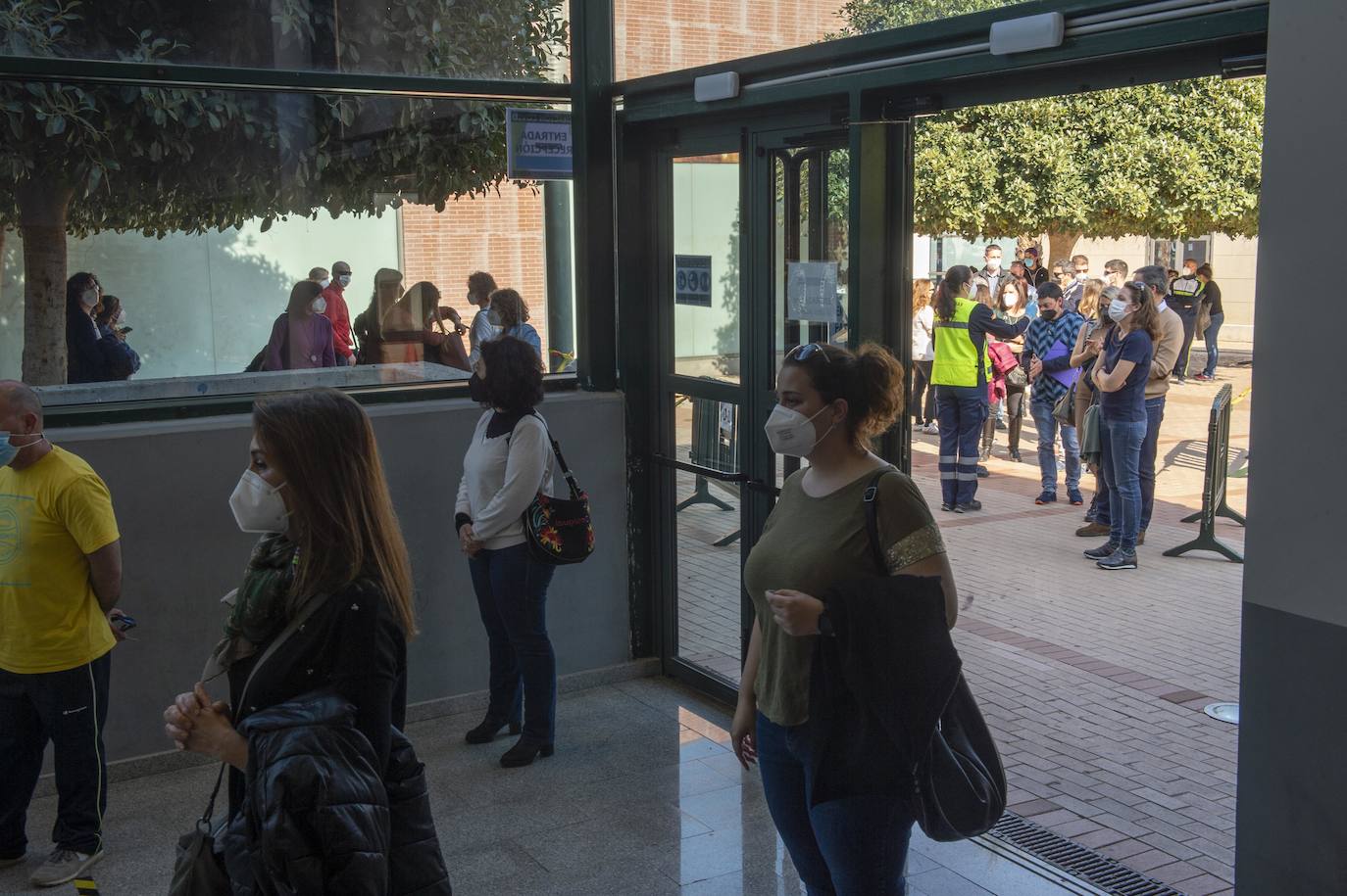 Fotos: Cientos de docentes acuden a vacunarse tras la reanudación de la campaña en Cartagena