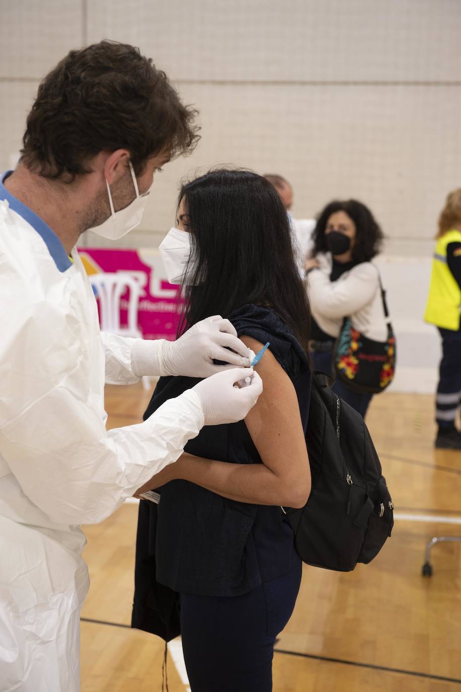 Fotos: Cientos de docentes acuden a vacunarse tras la reanudación de la campaña en Cartagena