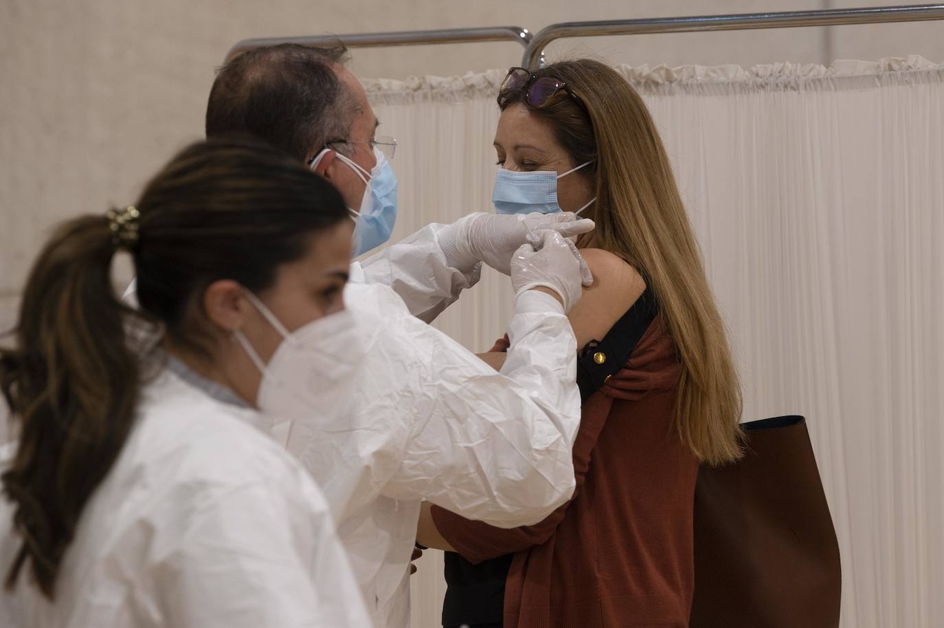 Fotos: Cientos de docentes acuden a vacunarse tras la reanudación de la campaña en Cartagena
