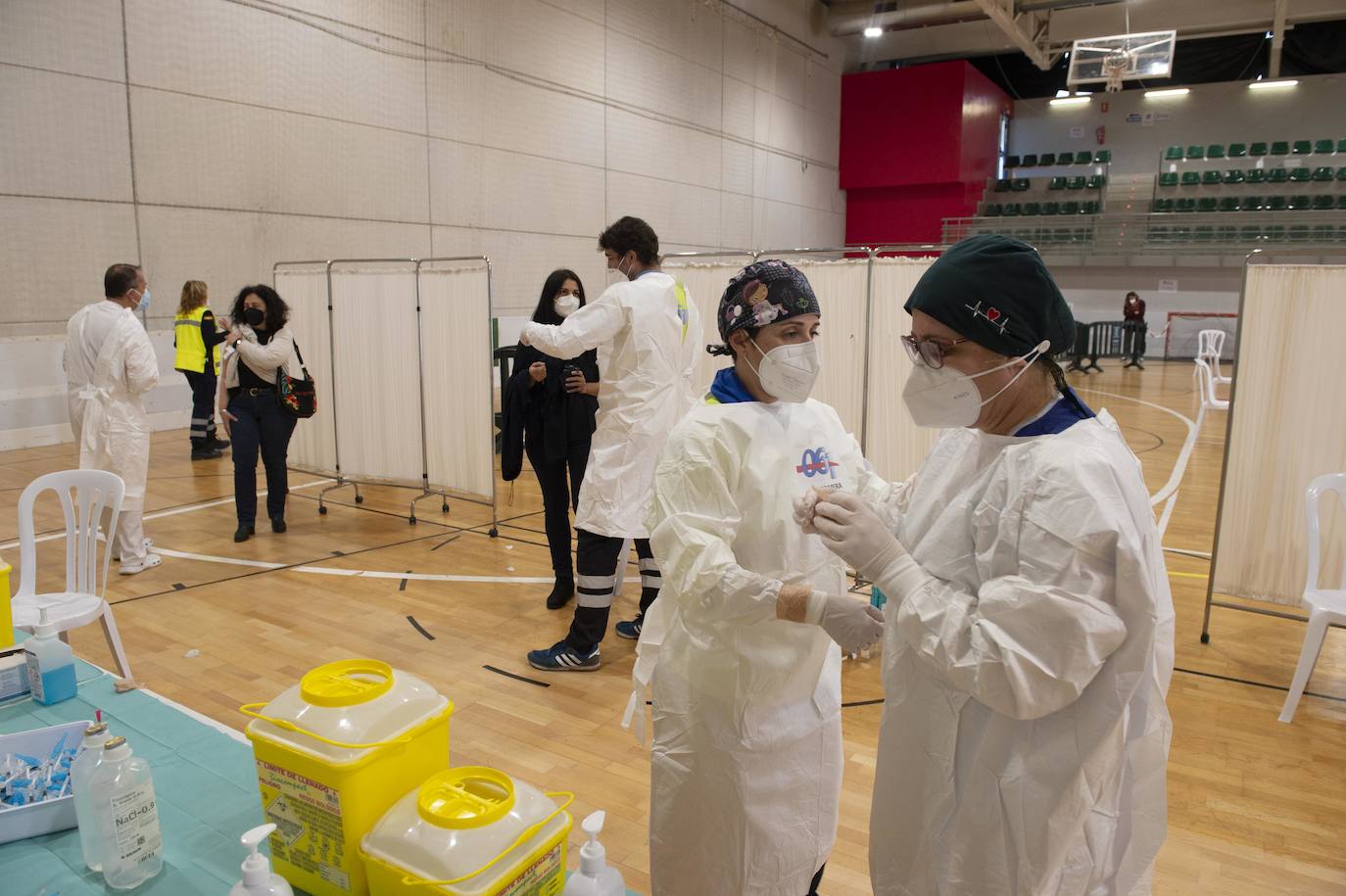 Fotos: Cientos de docentes acuden a vacunarse tras la reanudación de la campaña en Cartagena