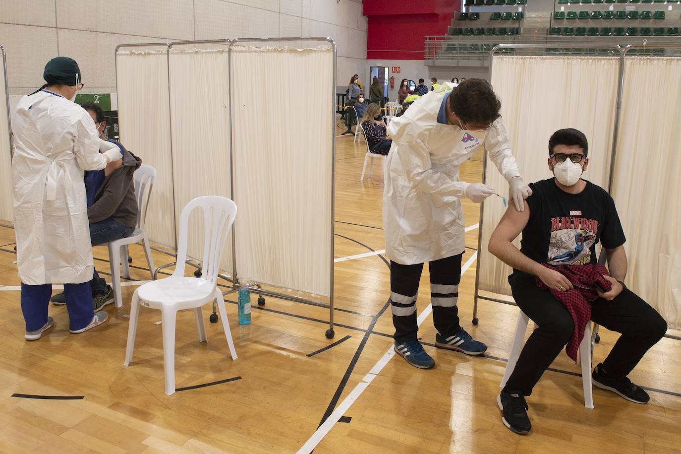 Fotos: Cientos de docentes acuden a vacunarse tras la reanudación de la campaña en Cartagena